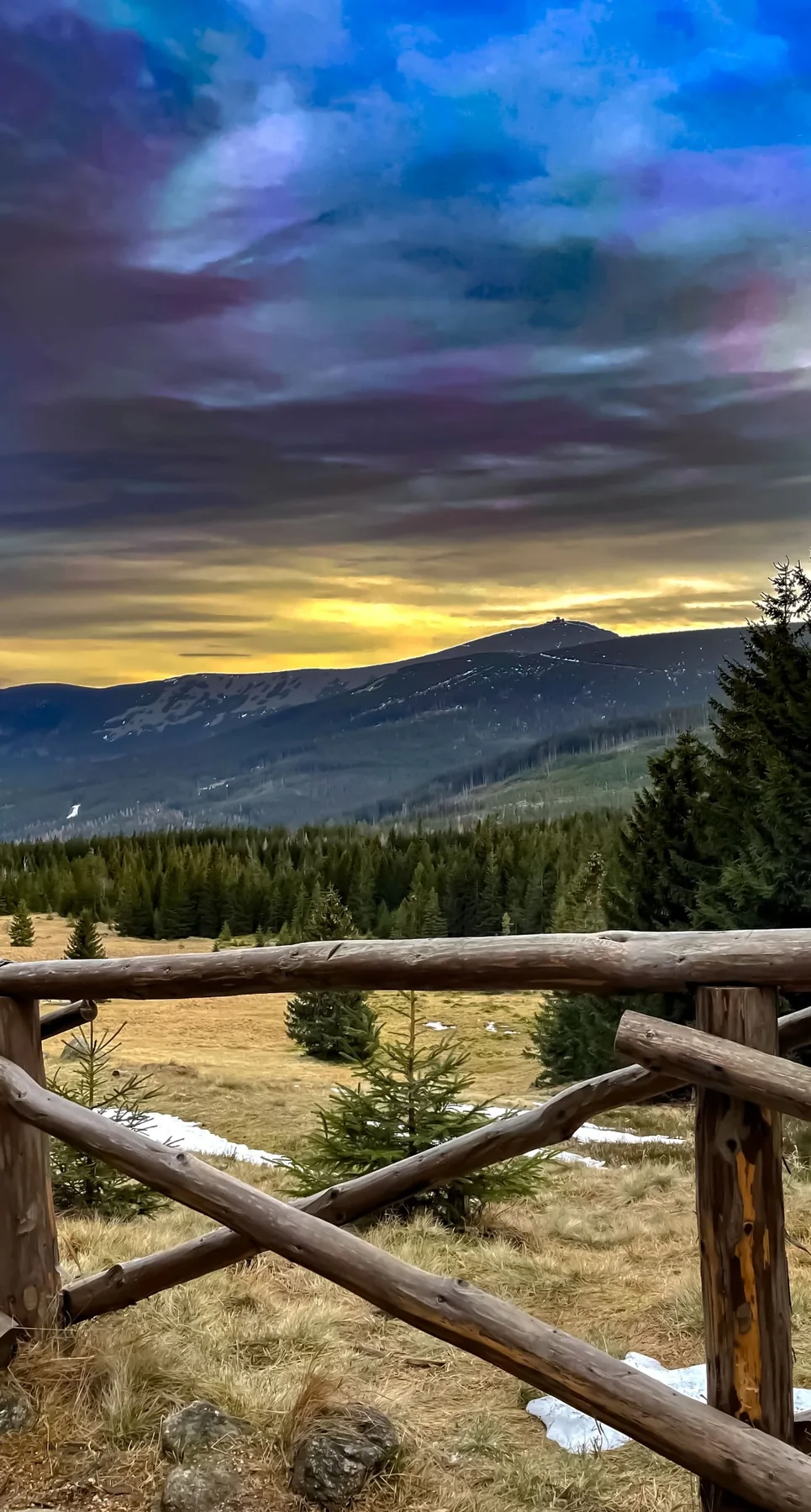 Widok na Śnieżkę z karkonoskiego szlaku