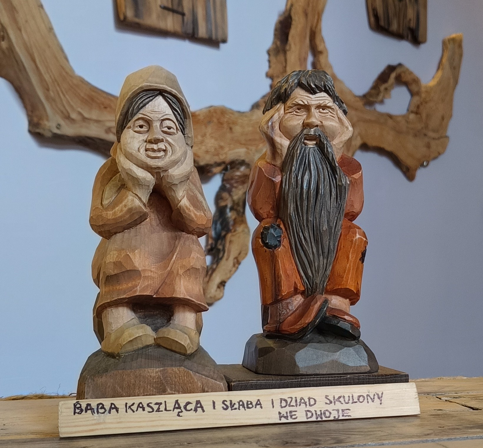 Babcia Bożenka i Dziadek Zbyszek – drewniane figurki w OW Przy Lesie