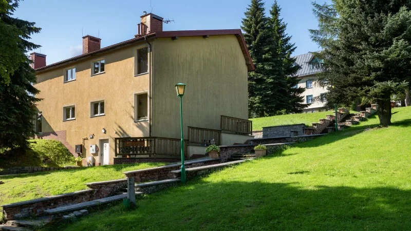 Budynek Smrek OW Przy Lesie w otoczeniu zieleni