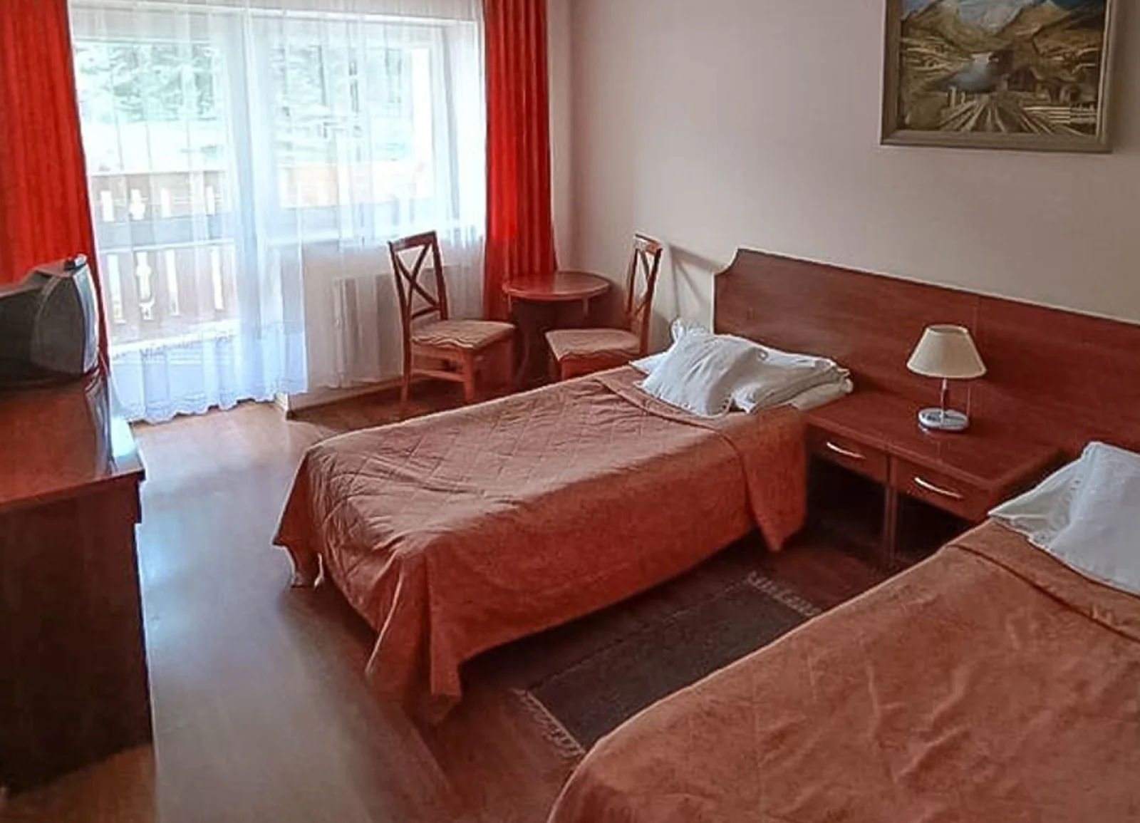 Budynek Smrek OW Przy Lesie w otoczeniu zieleni