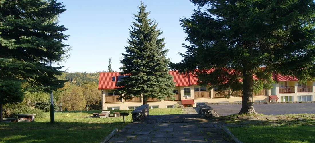 Budynek Smrek OW Przy Lesie na tle Karkonoszy