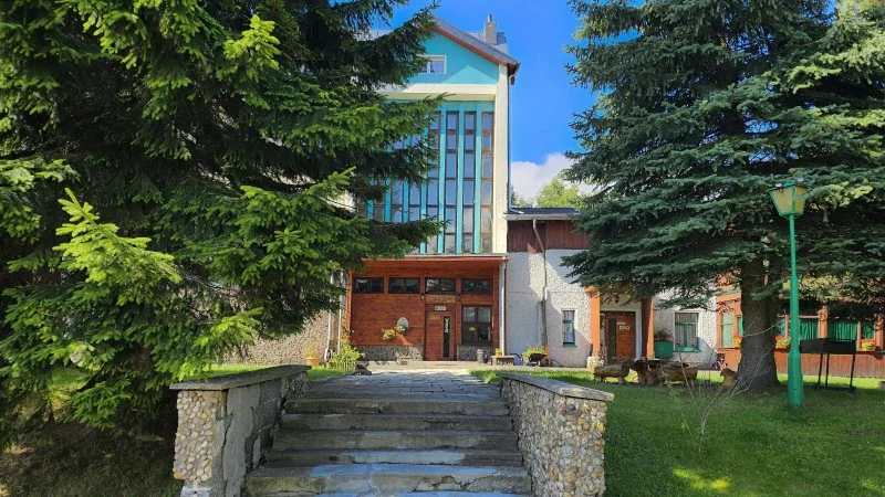 Wejście do budynku Sosna OW Przy Lesie w Karpaczu