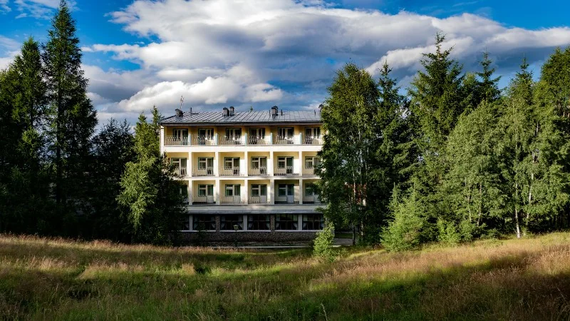 Budynek Sosna OW Przy Lesie od strony łąki
