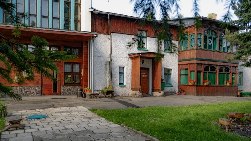 Wejście do budynku Sosna OW Przy Lesie