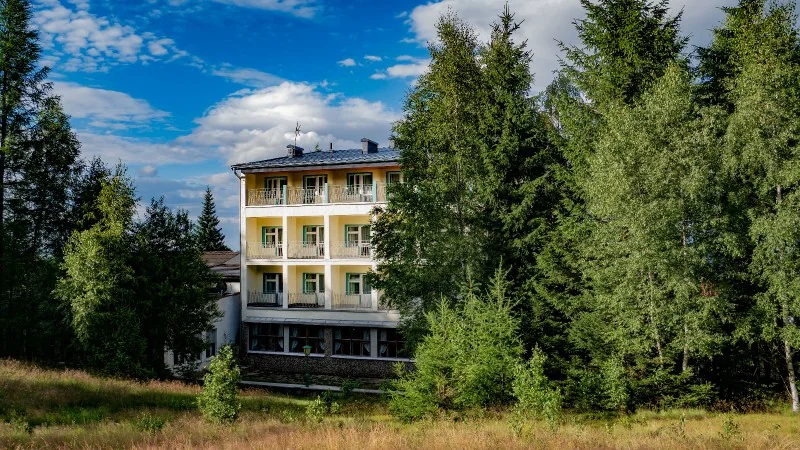 Budynek Sosna OW Przy Lesie od strony zieleni
