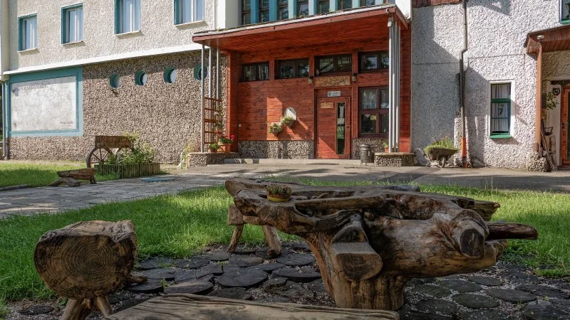 Wejście i otoczenie budynku Sosna OW Przy Lesie