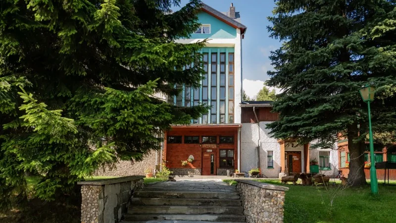 Główne wejście do budynku Sosna OW Przy Lesie