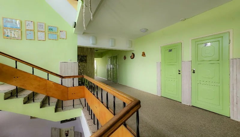 Korytarz i klatka schodowa w budynku Sosna OW Przy Lesie