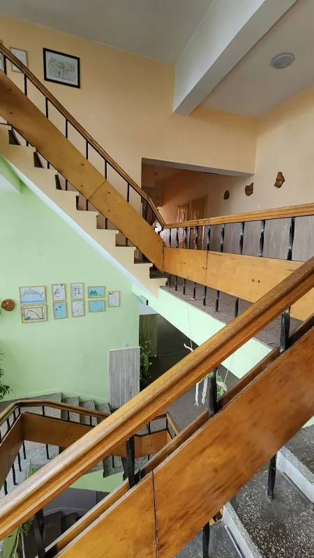 Klatka schodowa i korytarz w budynku Sosna OW Przy Lesie