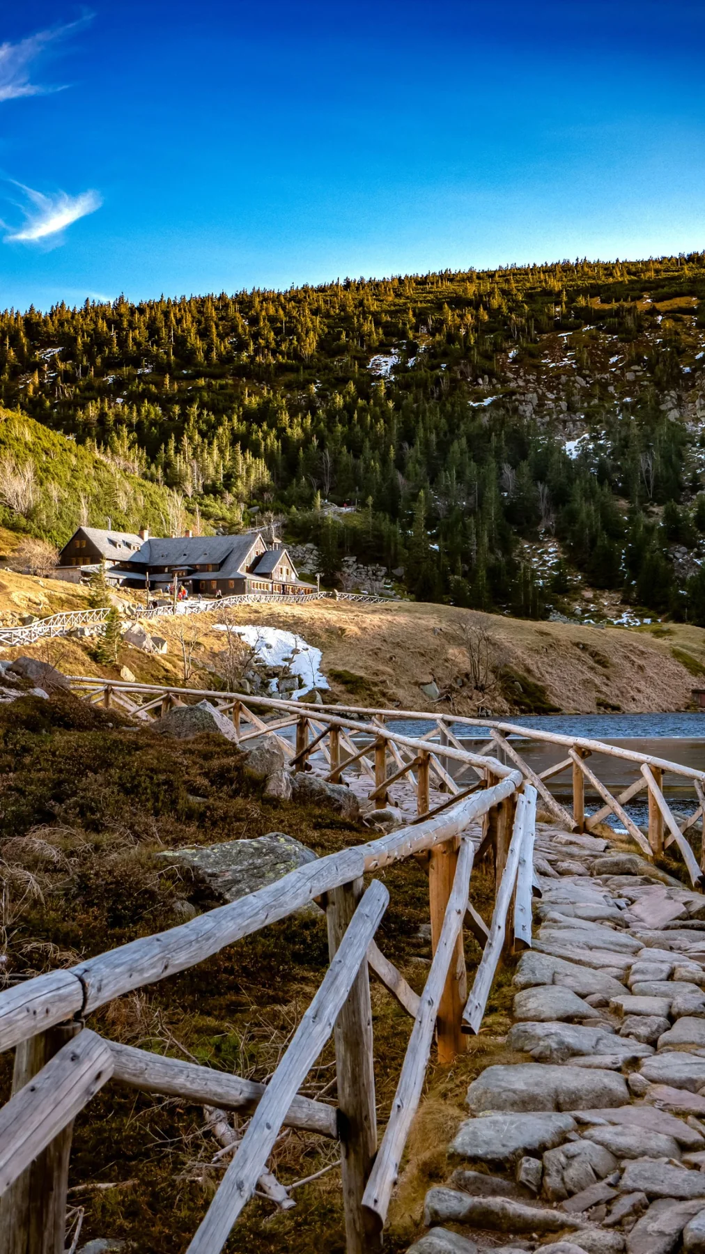 Szlak i schronisko w Karkonoszach